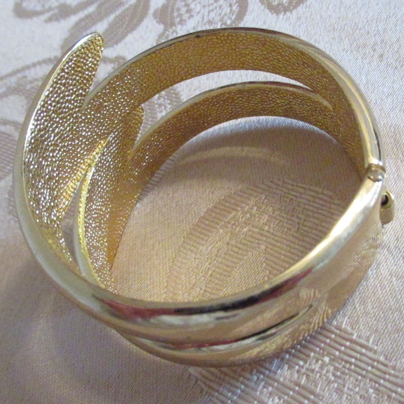 Cuff style Spring close Gold Bracelet - Picture 3 of 5